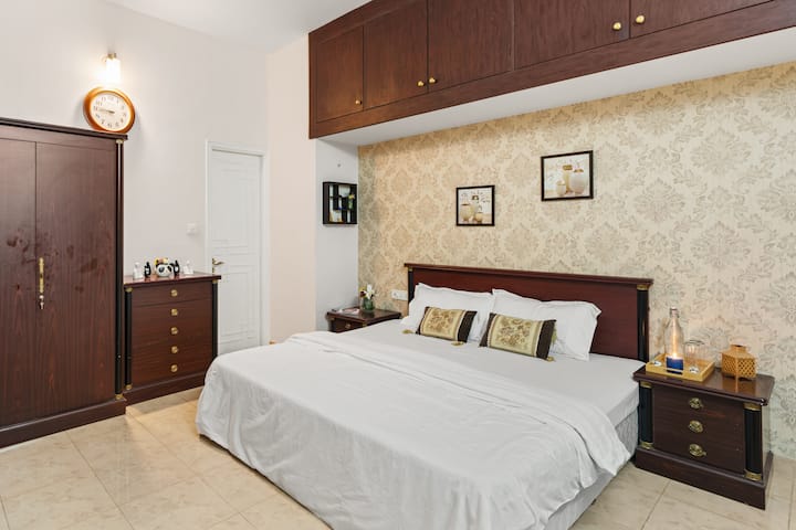 Una camera da letto tranquilla e accogliente, progettata per offrire comfort, relax e un sonno riposante. Arredato con cura per offrire un rifugio rilassante.