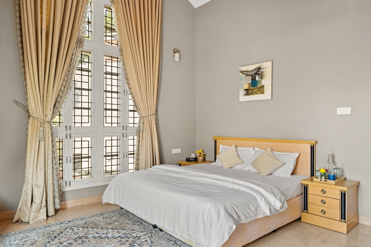 Chumba cha kulala chenye utulivu na starehe kilichoundwa kwa ajili ya starehe, starehe na usingizi wa utulivu. Imeandaliwa kwa umakinifu ili kutoa mapumziko yenye utulivu.