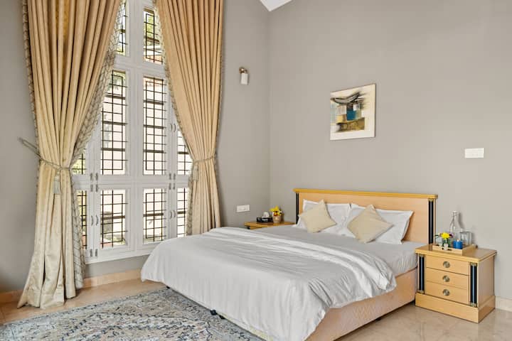 Una camera da letto tranquilla e accogliente, progettata per offrire comfort, relax e un sonno riposante. Arredato con cura per offrire un rifugio rilassante.