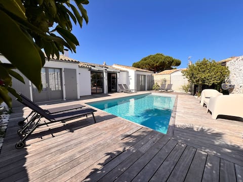 Waterfront spacious house with pool and hot tub