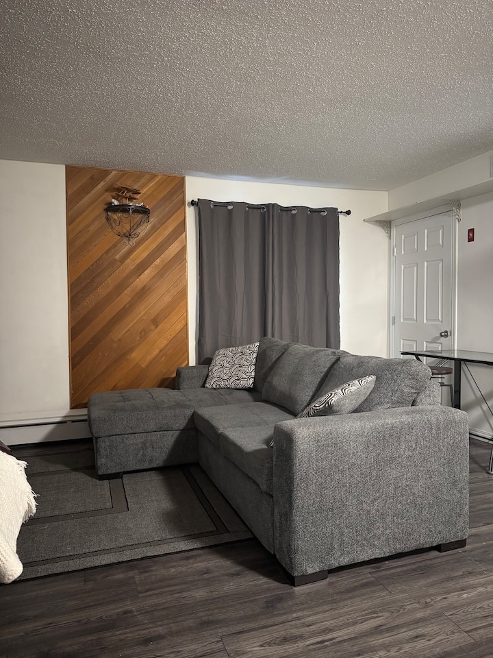 Fantastic Location, 2 Bd, 1 Bath Up To 4 Guests - Yellowknife