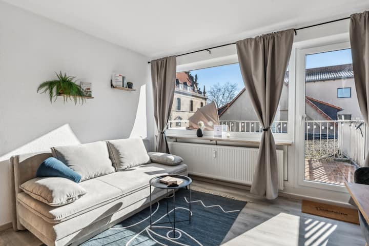 Светла всекидневна • Смарт телевизор с Waipu телевизор  • Супер удобен постоянен разтегателен диван с площ 160 см x 200 см