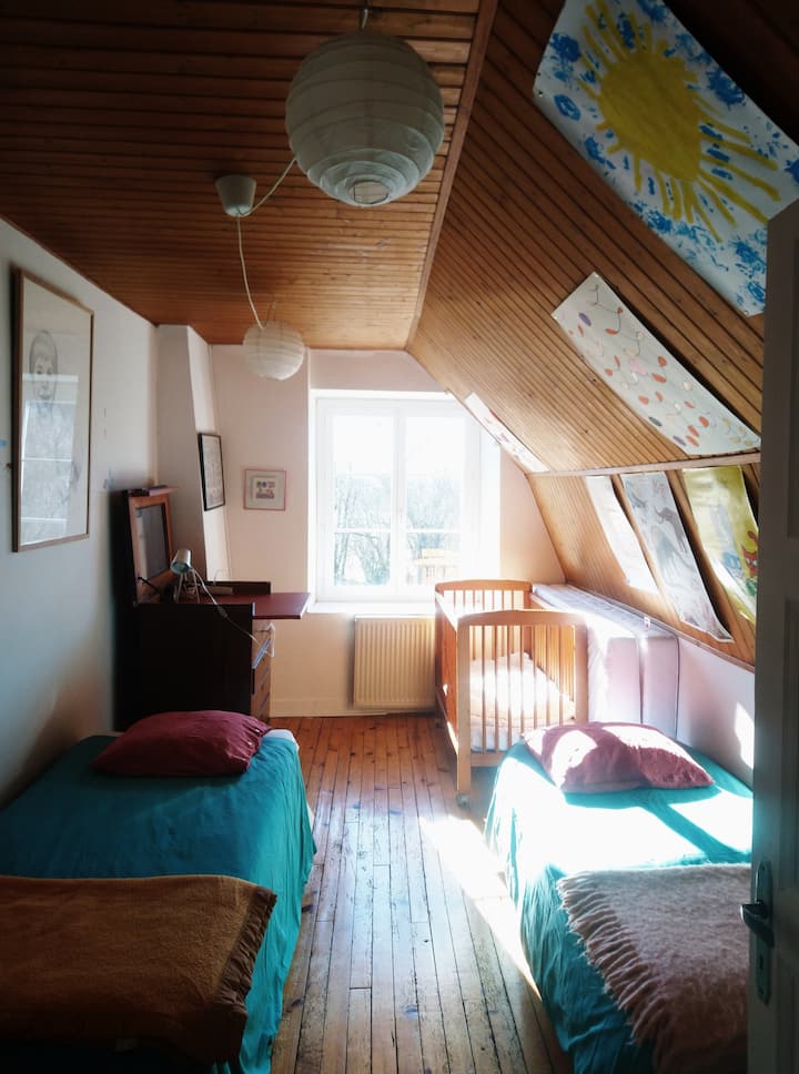 儿童房、2张单人床（ 1人）、1张婴儿床、更衣桌家具和小水槽。