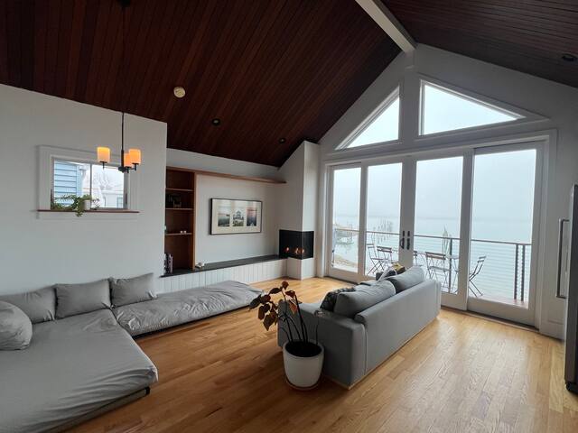 Waterfront Escape – Close to Airport & Downtown gallery image 5