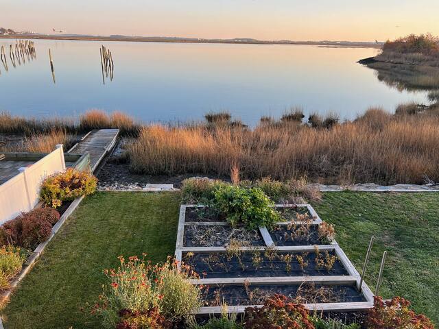 Waterfront Escape – Close to Airport & Downtown gallery image 3