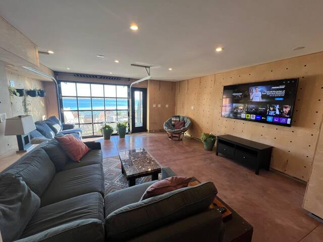 Waterfront Escape – Close to Airport & Downtown gallery image 4