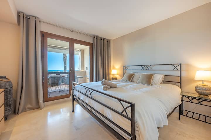 Priestranná hlavná spálňa s manželskou posteľou King, vlastnou kúpeľňou, priestrannými vstavanými skriňami a zásuvkovými skrinkami. Prístup na vzdušnú terasu s úžasným výhľadom na more pri východe slnka.