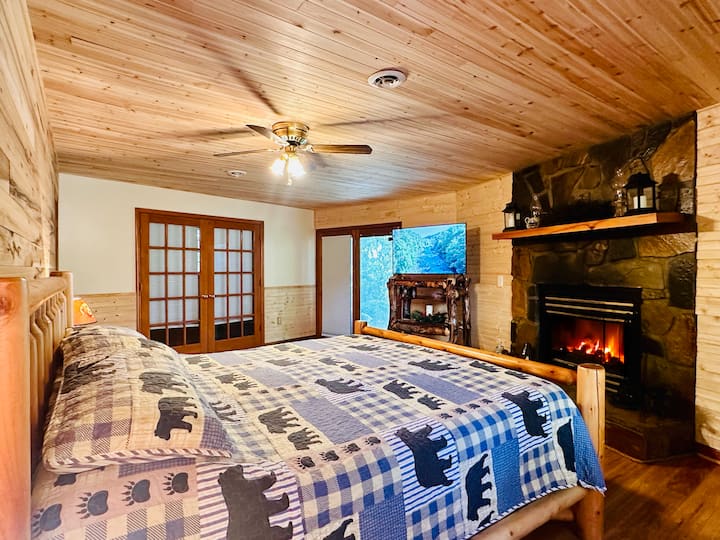 Serene Master Bedroom: Opustite se u ovoj prostranoj, udobnoj glavnoj spavaćoj sobi s kaminom na drva, savršenoj za opuštajuću večer. Mirno utočište na nižoj razini koje nudi udobnost i toplinu nakon cjelodnevnog istraživanja Smoky Mountains.