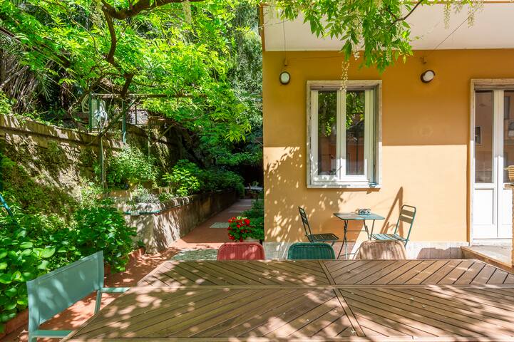 Trastevere Lush Garden Apartment gallery image 2