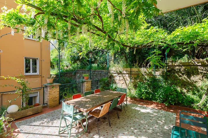 Trastevere Lush Garden Apartment