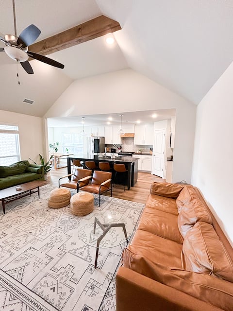 The Bluejay House - Newly Built, Mid-Modern Design