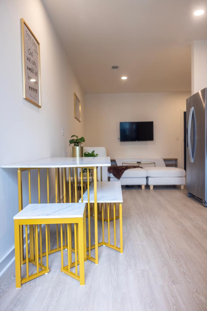 Cozy 1br | Private Balcony, Gym, Pool & Workspace - Richmond, VA