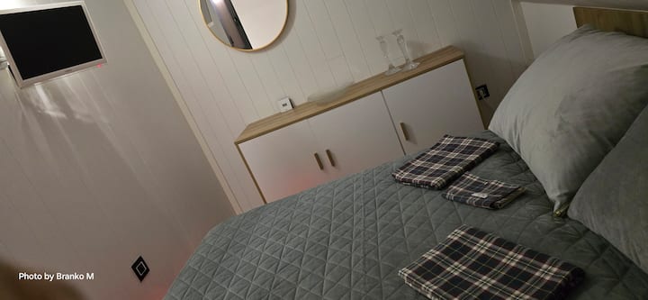 Një krevat dopio i nivelit të lartë me ajër deti përreth është i mirë si për trupin ashtu edhe për shpirtin. Ambiente të mëdha magazinimi në formën e një komodine dhe një gardërobë të dyfishtë do të thotë se nuk ke pse të ngatërrohesh.
Televizori me një dhomë gjumi është pak në rast se...