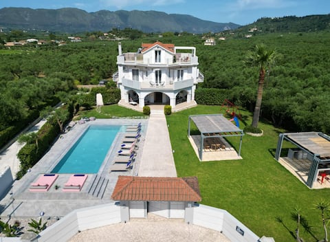 Gala's Home with amazing garden and private pool
