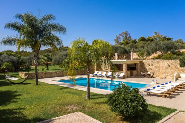 Jacuzzi -BBQ-Big pool – Walk to beach & grocery gallery image 4