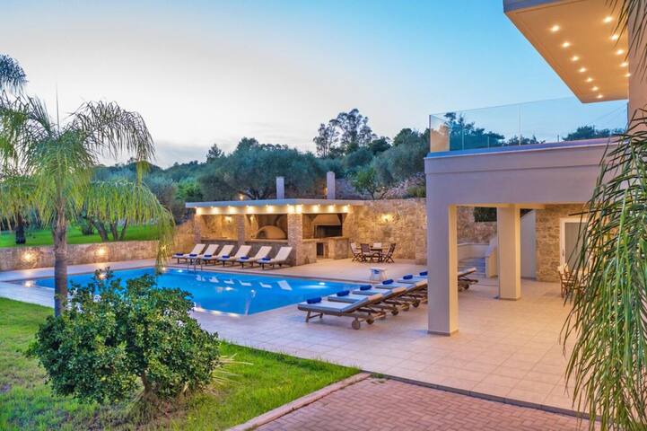 Jacuzzi -BBQ-Big pool – Walk to beach & grocery gallery image 2