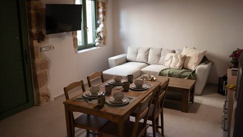 Popular Airbnb listing: Comfy Guest House 20 min walk from the beach in Δήμος Χερσονήσου