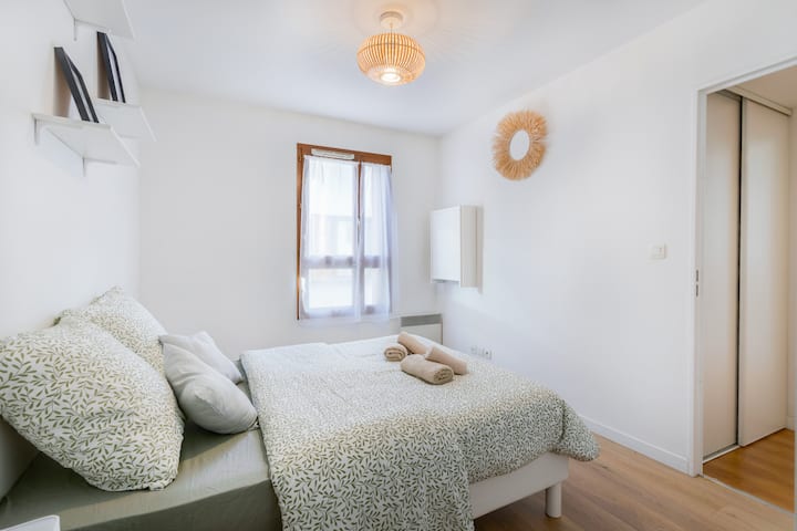 Ორადგილიანი საწოლი 140x200 ძალიან კომფორტულია.
Პირსახოცები და თეთრეული უზრუნველყოფილია.
Მაგიდის შეცვლა ფანჯარასთან.