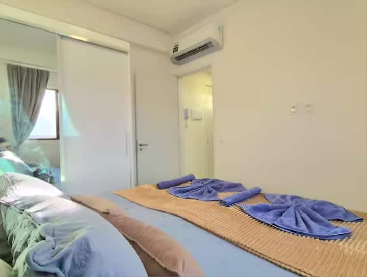 חדר, ארון בגדים, מיזוג אוויר, וילונות האפלה 