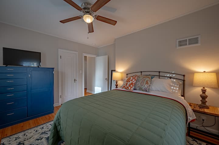 Ova soba ima bračni krevet (160x200) koji ima podesivu podlogu s daljinskim upravljačem.  Možete jednostavno spavati s podignutom glavom ili podignutim nogama ili oboje! 