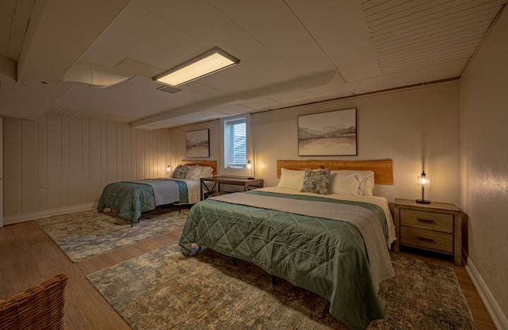 Spavaća soba 4 ima veliki madrac od memorijske pjene za koji mnogi drugi domaćini na Airbnbu tvrde da se njihovim gostima sviđa. Pa sam ga kupila!  Drugi je krevet s bračnim krevetom .  Dodali smo radni stol u sredini, a preko puta kreveta na komodi nalazi se pametni TV od 43"