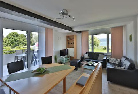 Feel-good oasis by the lake – bright, modern 65 m² apartment"