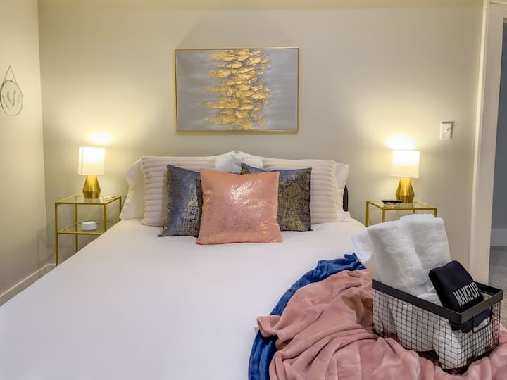 Bienvenido a la habitación rosa y azul: la cómoda cama tamaño queen está vestida con sábanas de lujo, lo que garantiza un sueño reparador. A ambos lados, encontrarás lámparas de mesa, lo que crea la iluminación perfecta para relajarte y disfrutar de un buen libro antes de acostarte. 