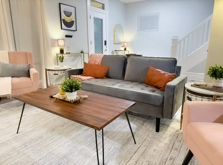 Esta sala de estar cuenta con un cómodo sofá, perfecto para descansar durante el día del partido o disfrutar de una acogedora noche de cine con amigos y familiares.