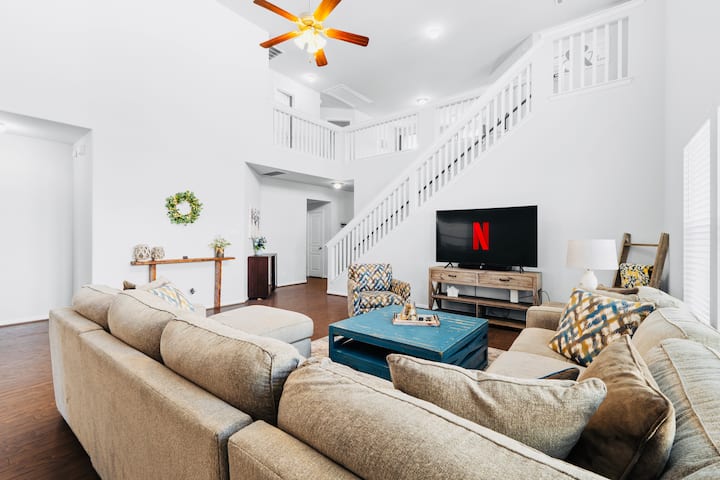 Spacious & Comfy Family Gem: Games ~ Office ~ Bbq! - Crosby, TX
