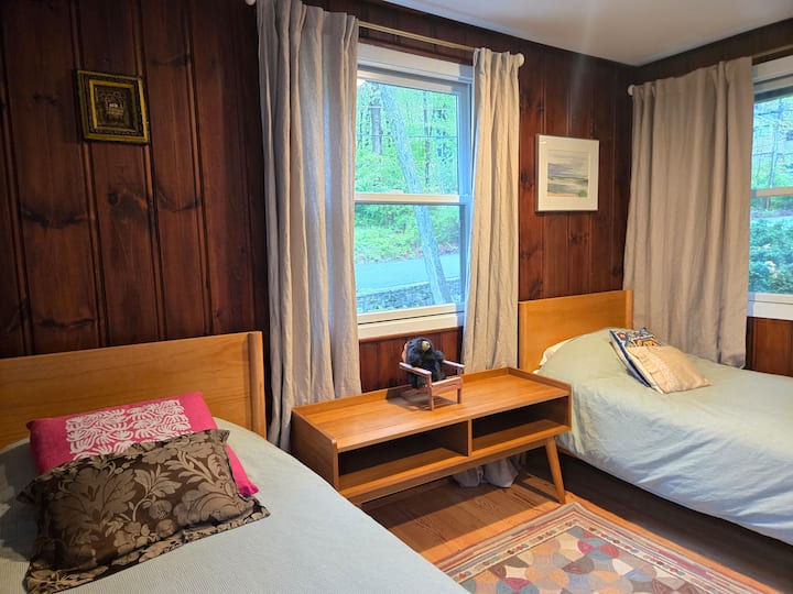 توأمان في غرفة النوم الثانية