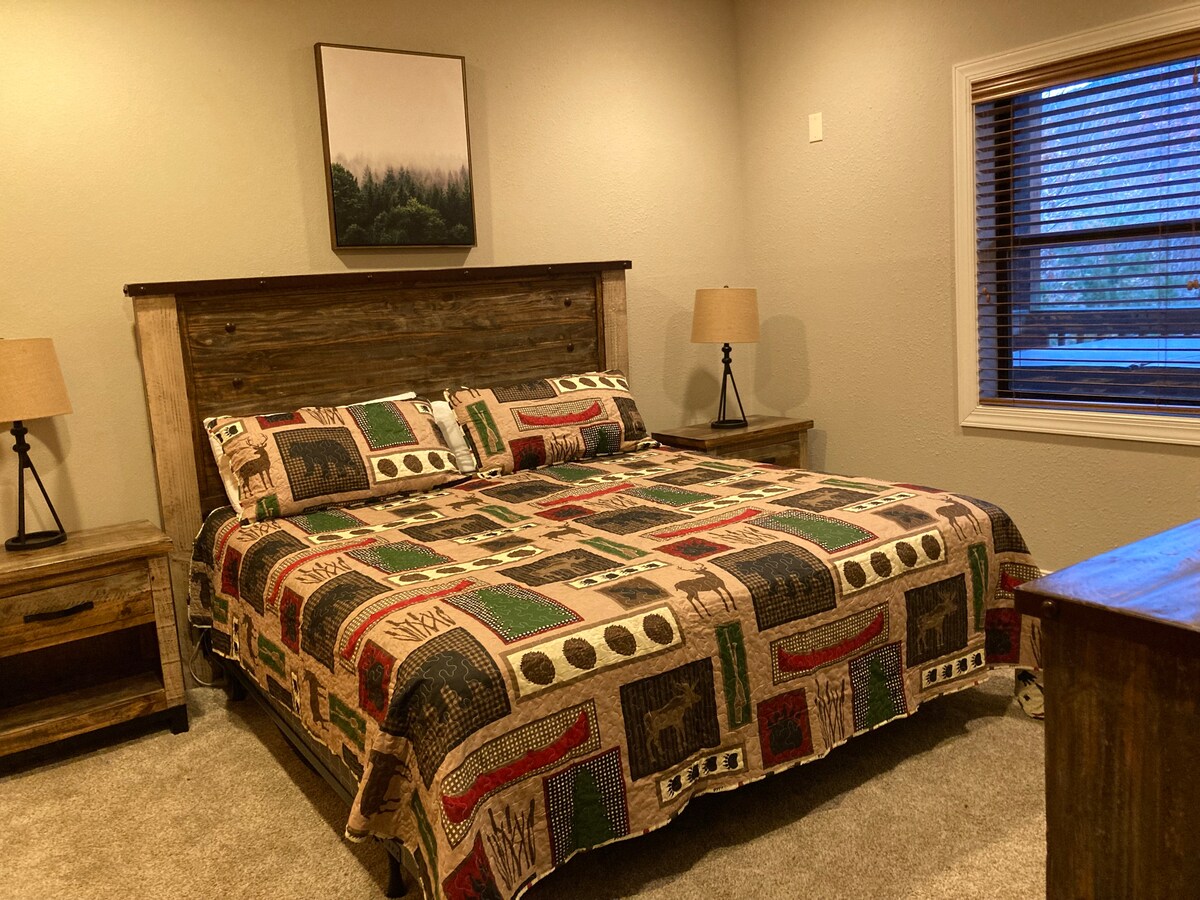 غرفة نوم واحدة بسرير كينج في الطابق السفلي