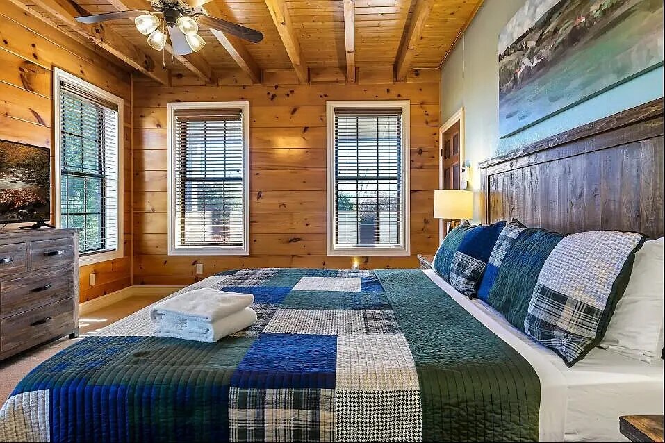 جناح كينج في الطابق الرئيسي مع حمام خاص كبير وخزانة ملابس