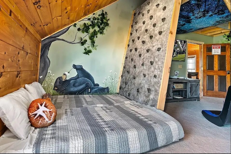 يمكنك الوصول إلى حصن سموكي في الشقة العلوية عبر جدار تسلق الصخور!