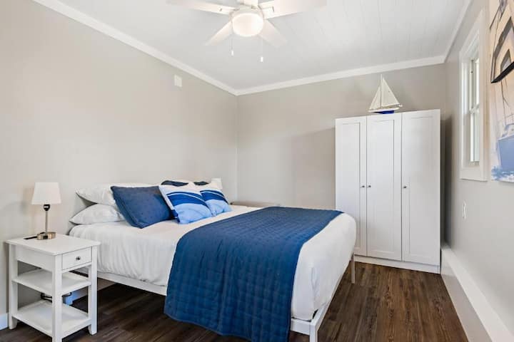 ห้องนอนหลักพร้อมเตียงควีนไซส์ที่ชั้น 1