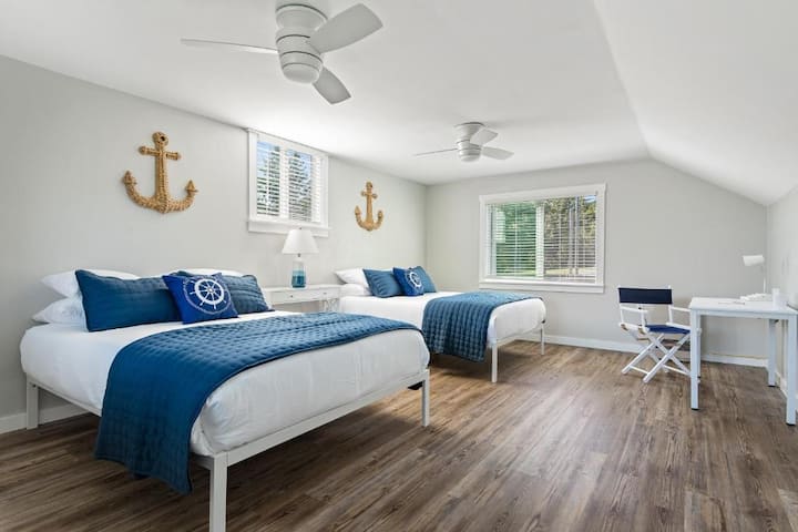 ห้องนอนชั้นบนมีเตียงควีนไซส์ 2 หลังทีวีอัจฉริยะและพื้นที่ทำงานโดยเฉพาะ