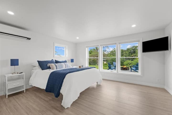 Cottage Cove: Pangunahing silid - tulugan na may queen bed at Smart TV
