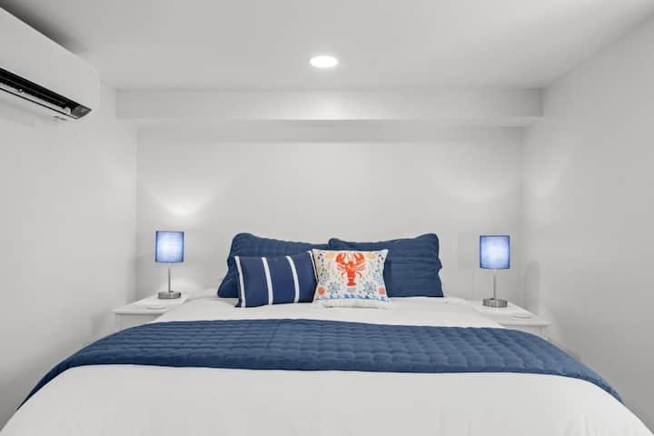 Cottage on the Cove: Queen bed na may Smart TV