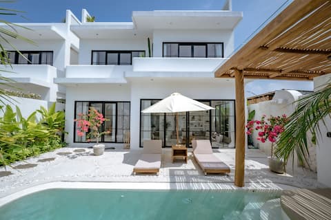 Villa Alesia: A Tropical Retreat with Rooftop