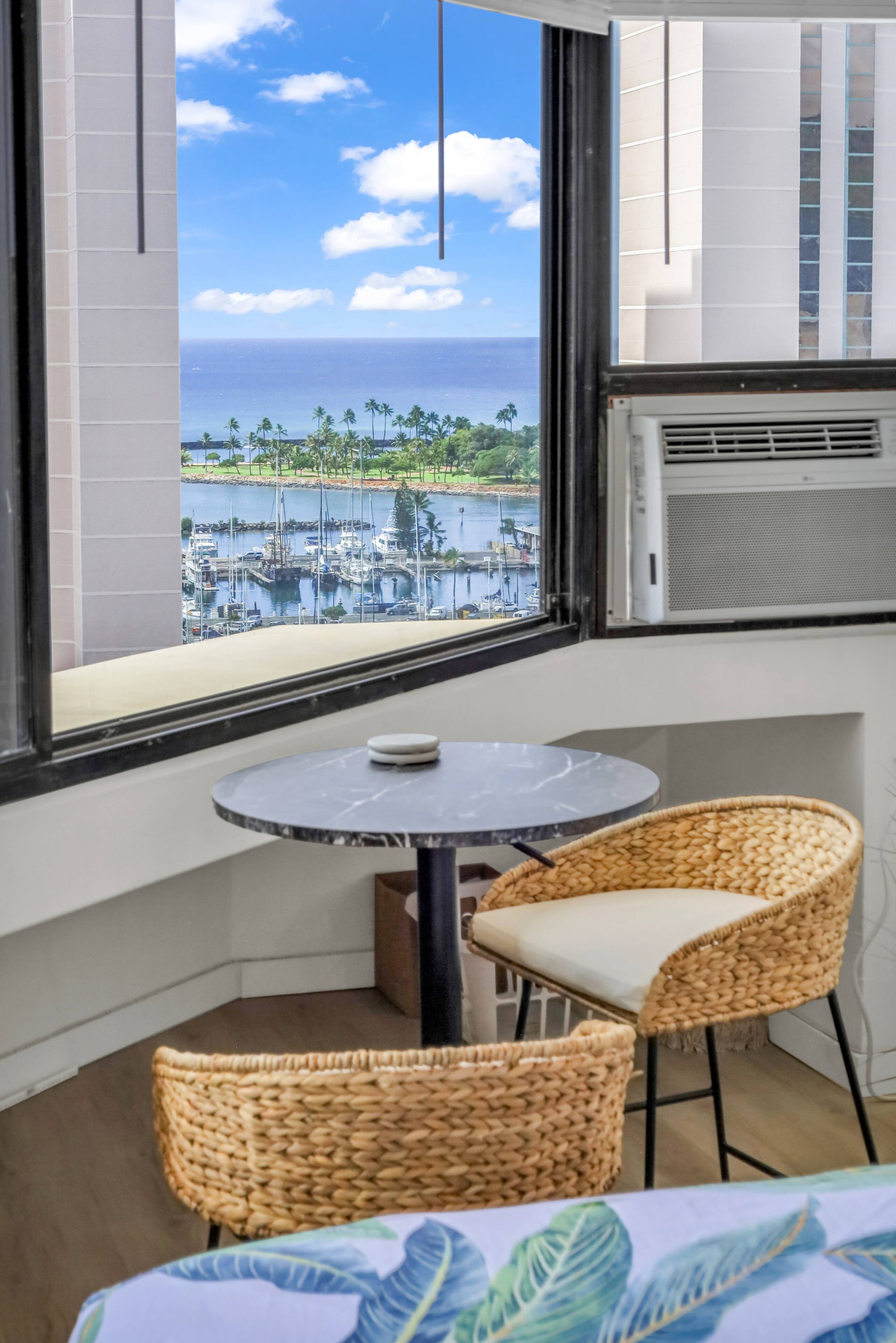 Oceanview Freshly Renovated+Free Parking+WiFi! - Image 2