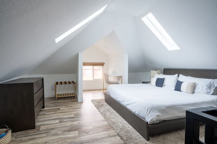 להתפנק בנוחות אולטימטיבית בלופט הראשי שלנו, שתוכנן בקפידה למנוחה ונוחות. תיהנו מקצף עם זיכרון היברידי ומזרן קפיץ, תחנת עבודה ייעודית, חלל ארונות בשפע וחדר רחצה פרטי.