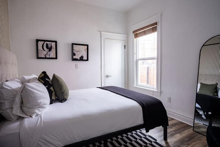 בחדר השינה הזה יש מתלה למזוודות, ארון קטן, מתלה בגדים וקולבים, תנור חימום, מאוורר ושמיכה נוספת. מיטת קווין סייז מצוידת ב -4 כריות קווין סייז ( 2 לכל אורח) לנוחות מקסימלית.