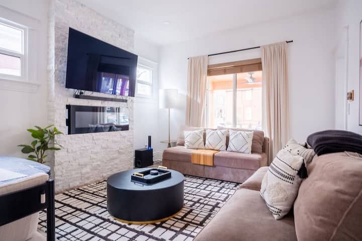 להירגע בסלון מואר ונעים עם אח מודרנית, טלוויזיה חכמה גדולה, מקומות ישיבה נוחים והרבה אור טבעי — מושלם למנוחה אחרי יום של סיור.