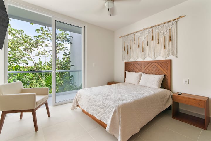 תוכלו ליהנות מחדר השינה השני הכולל טלוויזיה חכמה, מיזוג אוויר, מאוורר תקרה ומרפסת פרטית משלכם עם נוף יפהפה לג'ונגל של אקומל.