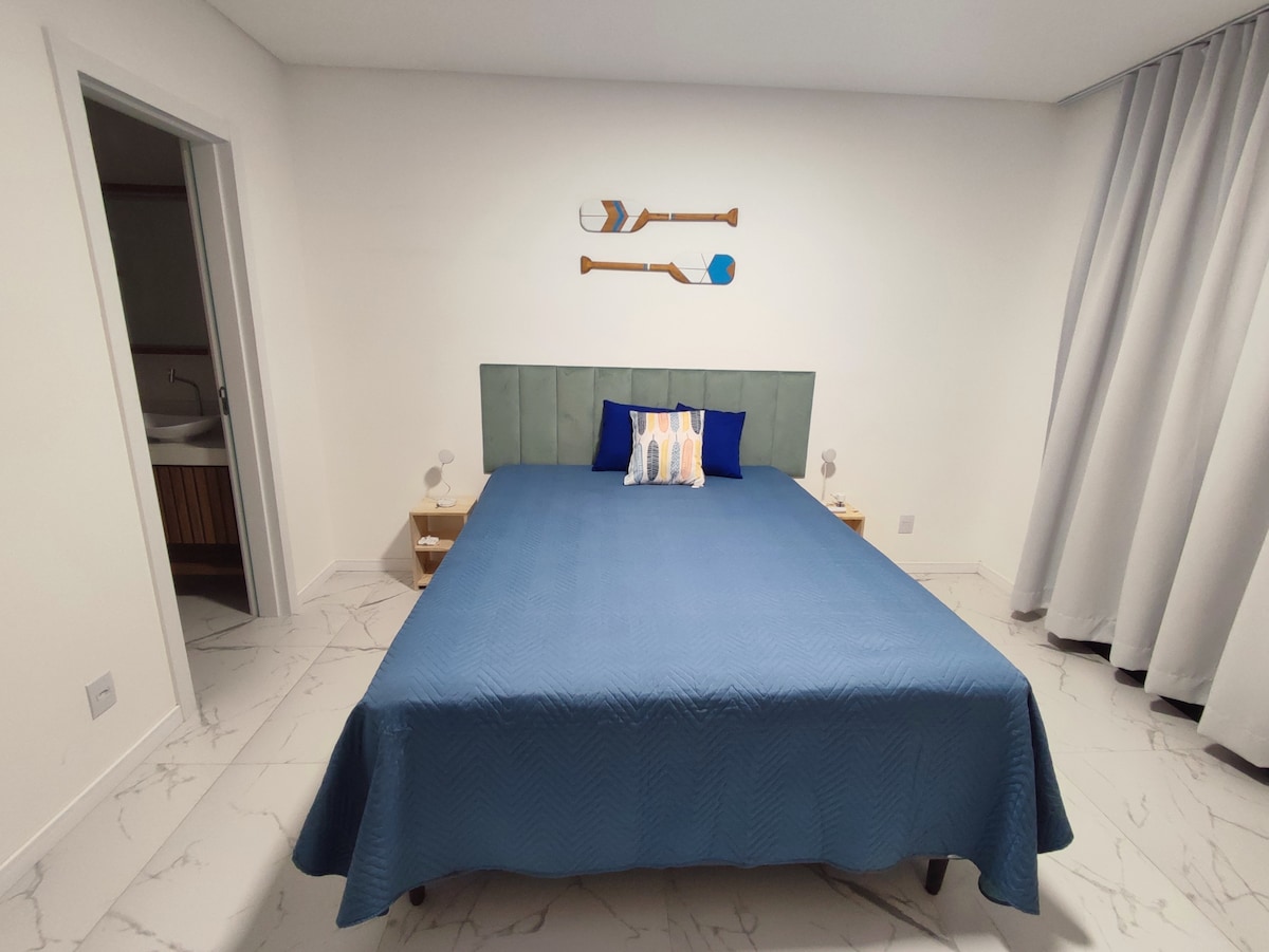 Air-conditioned suite, open lockers, light bed linen, mischiefs and back door with grass , bench and hammock. Super well-ventilated. 