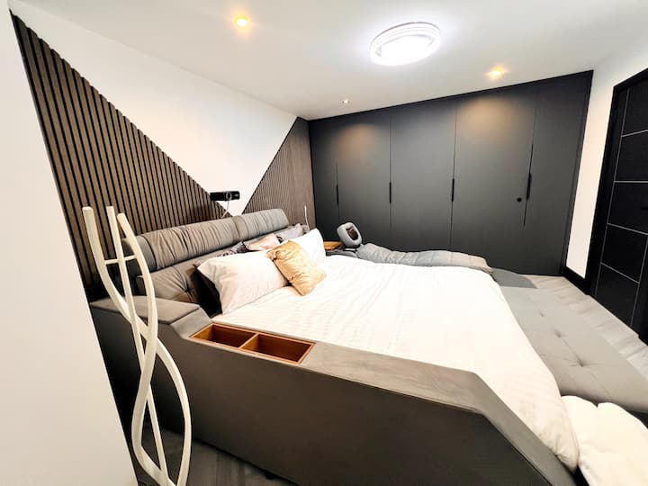 Camera da letto bella e spaziosa con armadio e letto su misura con massaggiatore incorporato, proiettore, altoparlante bluetooth, deposito, purificatore d'aria e luce notturna.