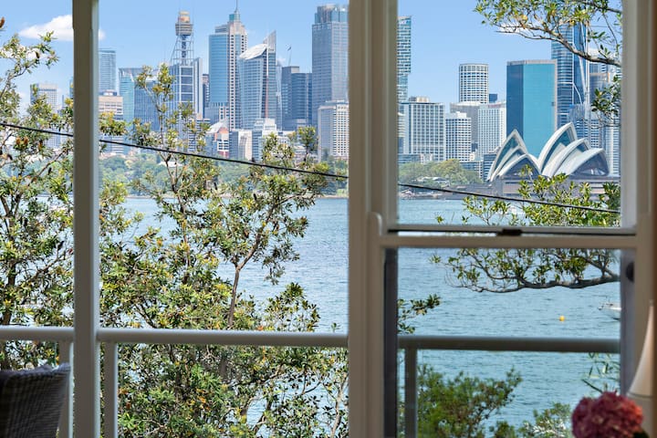 Harbourfront Haven – 4BR with Sydney Icons Views gallery image 4