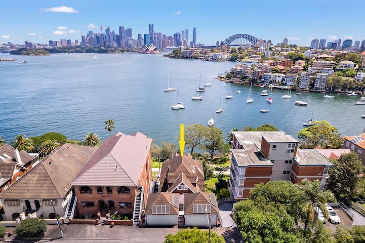 Harbourfront Haven – 4BR with Sydney Icons Views