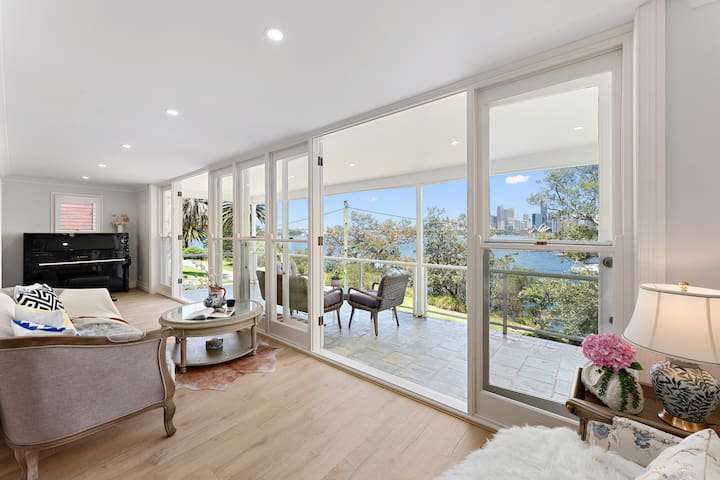 Harbourfront Haven – 4BR with Sydney Icons Views gallery image 2