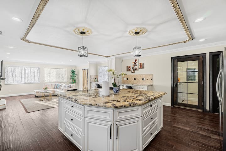 Stunning Roman Design 7Bed5Bath in Heart San Jose gallery image 4