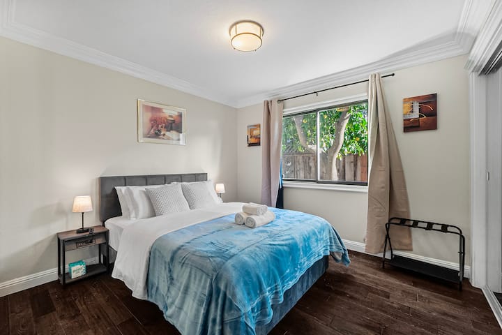 Izba č.2 s jednou manželskou posteľou a nočnými stolíkmi.